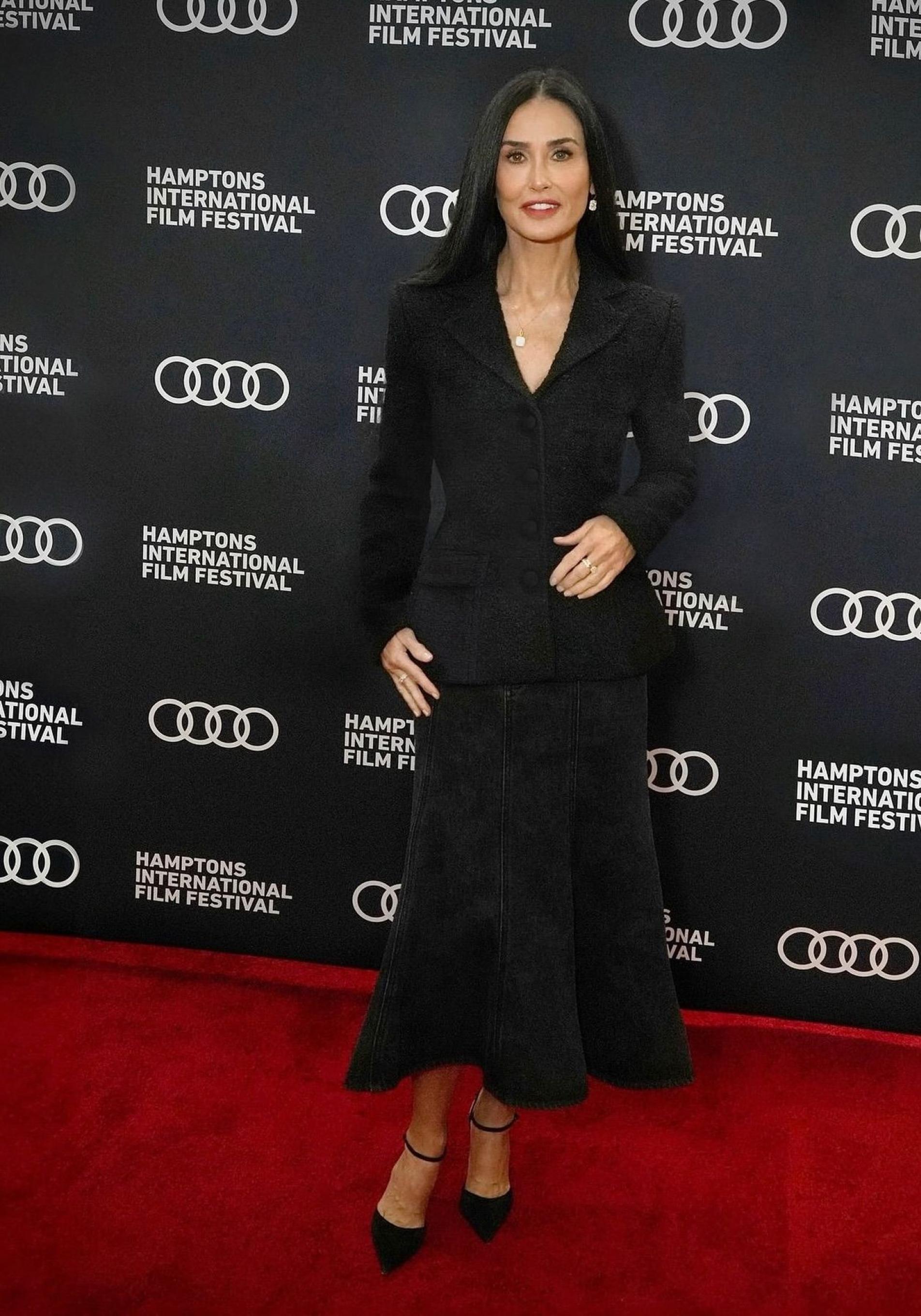 Demi Moore con look elegante de falda vaquera midi