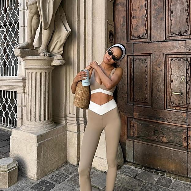 Mujer con un look deportivo. 