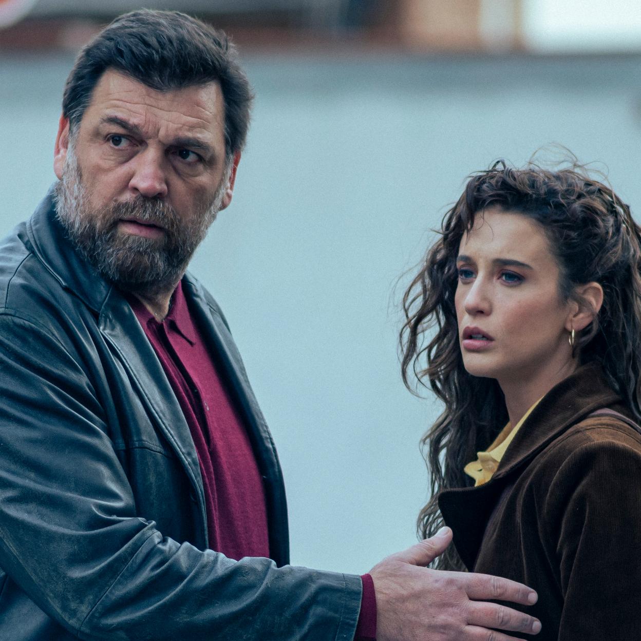 Hovik Keuchkerian y María Pedraza en una imagen del quinto episodio de la miniser de Netflix, Asalto al Banco Central.