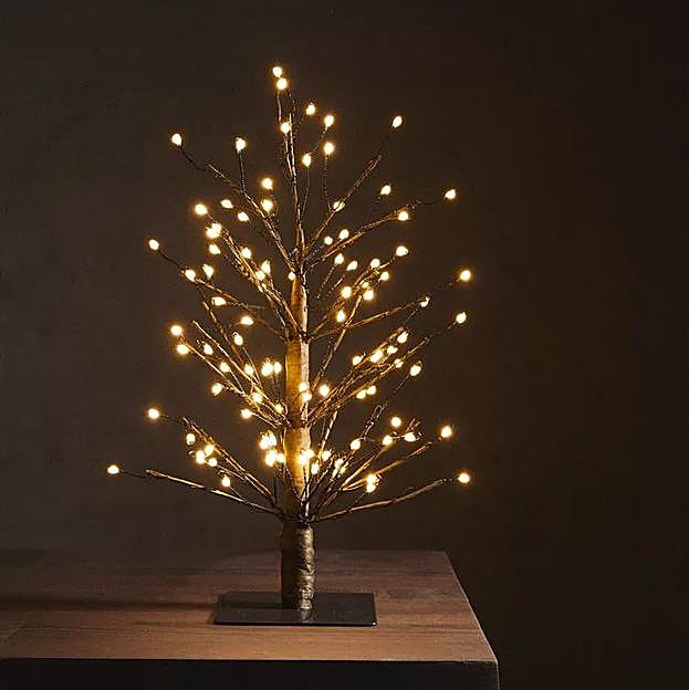 Imagen principal - El árbol de luces de sobremesa mide 33 centímetros y cuesta 29.99 euros. Los de papel van de los 50 a los 160 centímetros de alto (izquierda) y cuestan entre 159 y 49.99 euros; y los de la derecha, con luz, los hay en formato de 90 centímetros (69.99 euros) y de 50 centímetros (39.99 euros).