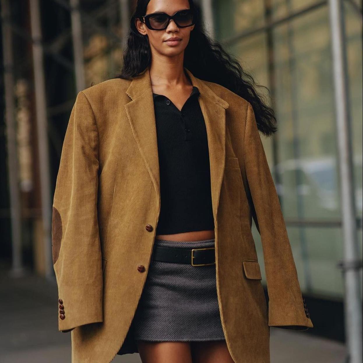 Influencer con prenda de pana tendencia