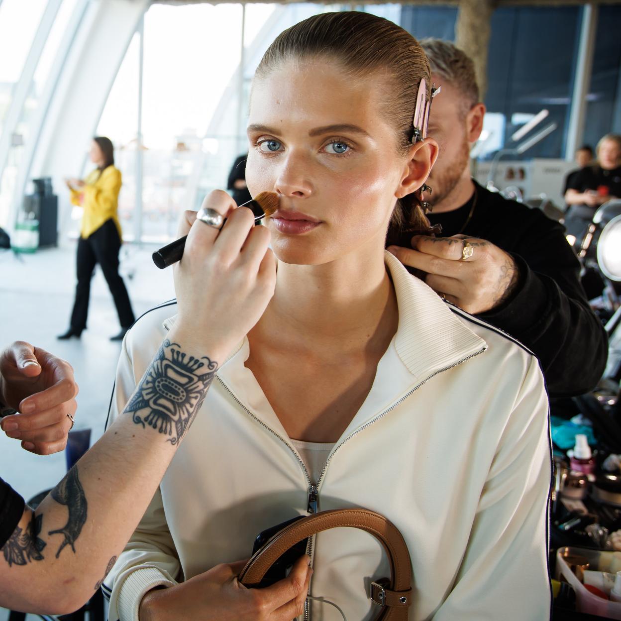 Una modelo en el backstage.