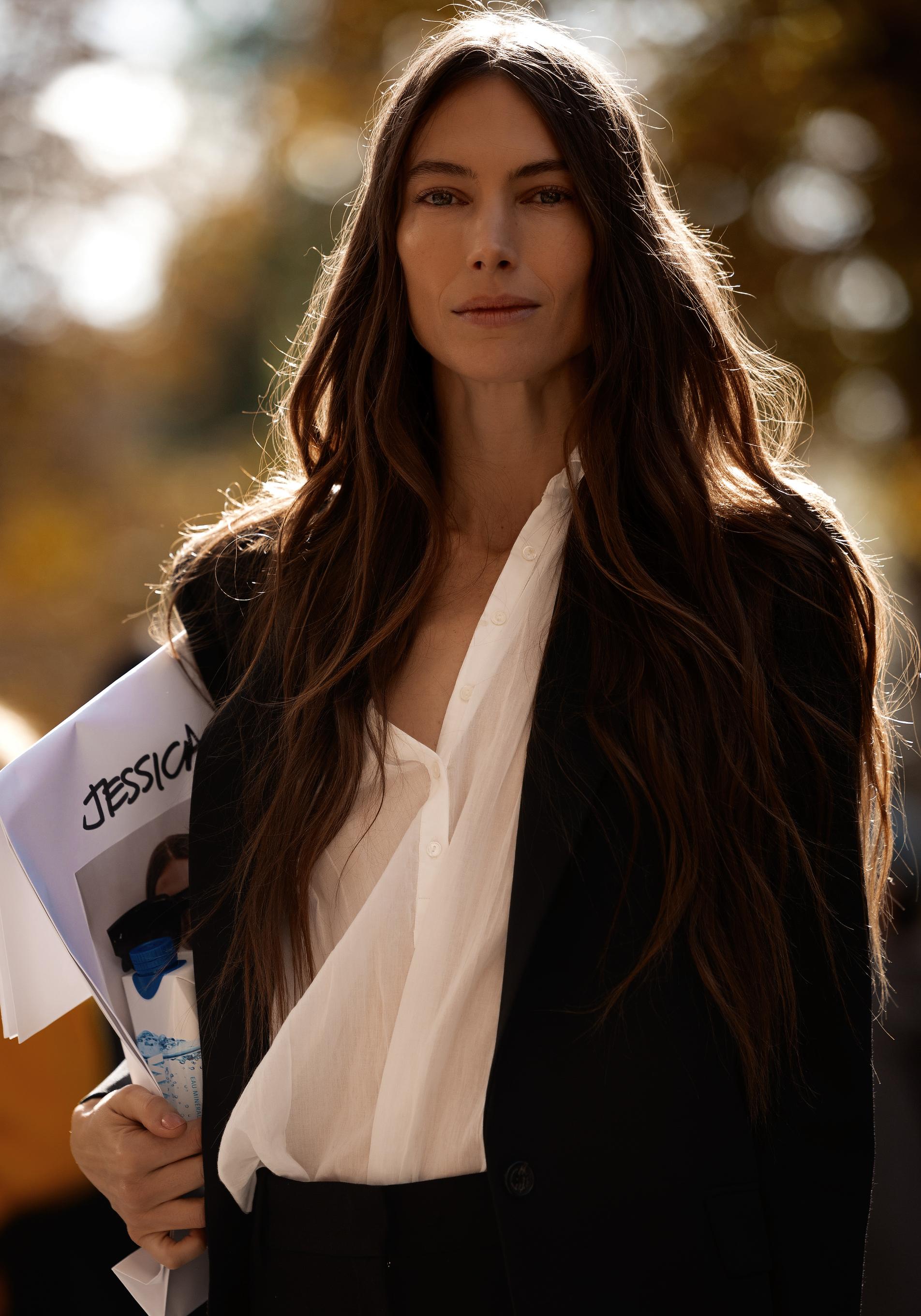 Una mujer con el pelo largo en el street style.