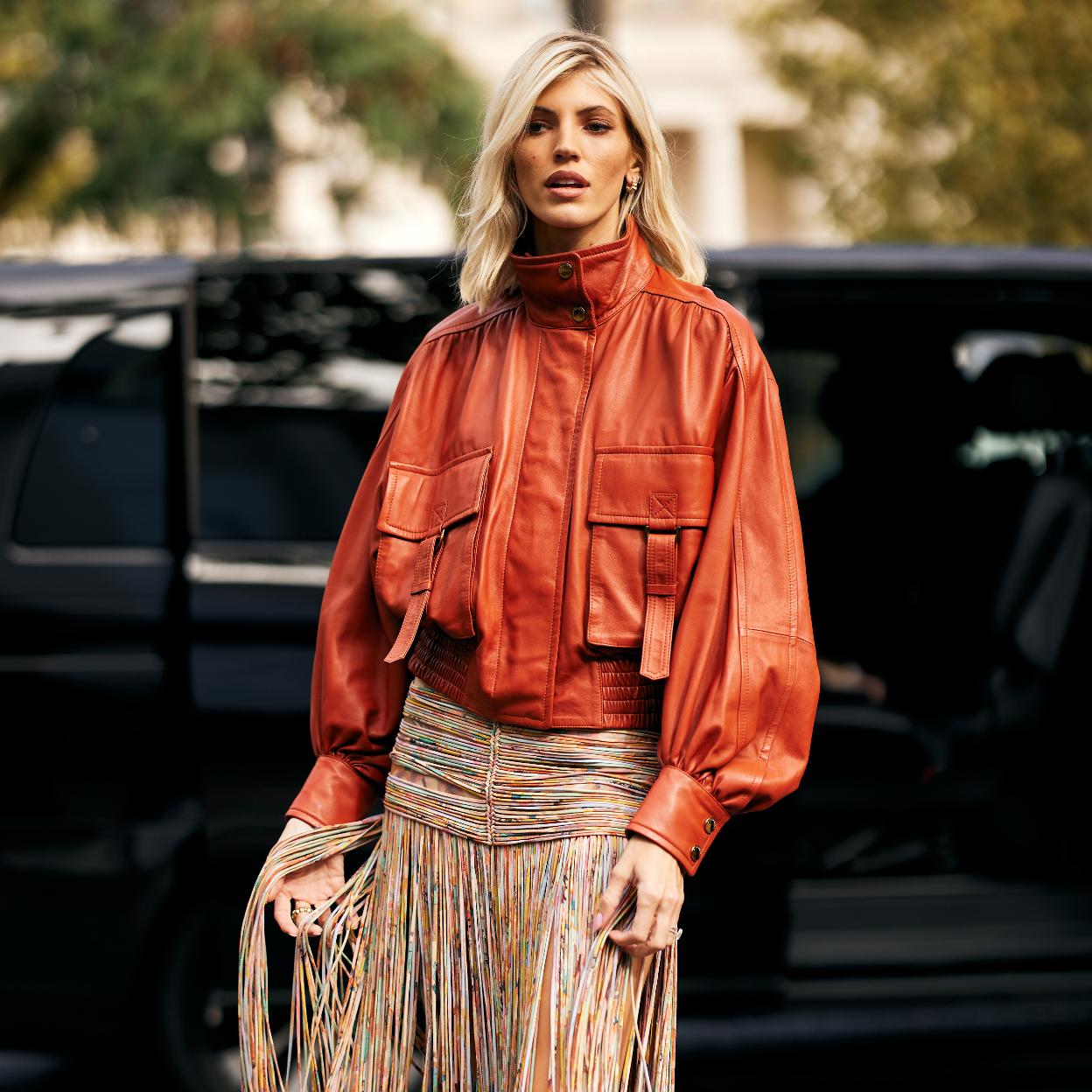 Una influencer con falda de flecos tendencia