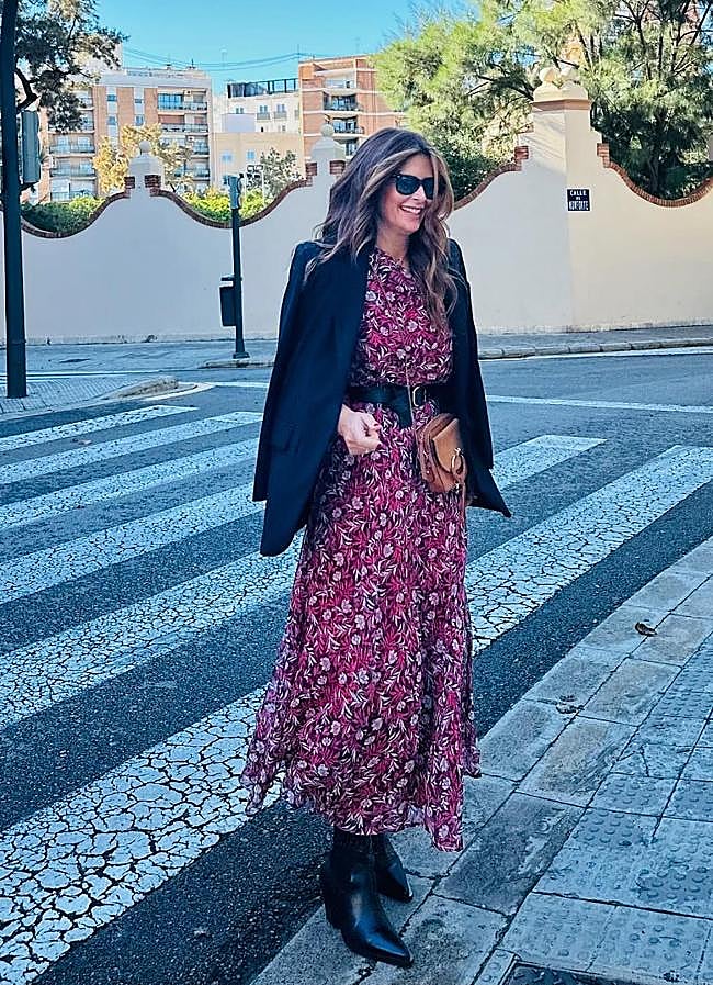 Imagen - Nuria Roca con un look con vestido largo y botines cowboy. / @lostaconesdeolivia