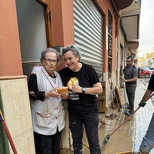 Pepa Muñoz, de World Central Kitchen, le lleva una comida a una vecina de los pueblos de Valencia afectados por la DANA.