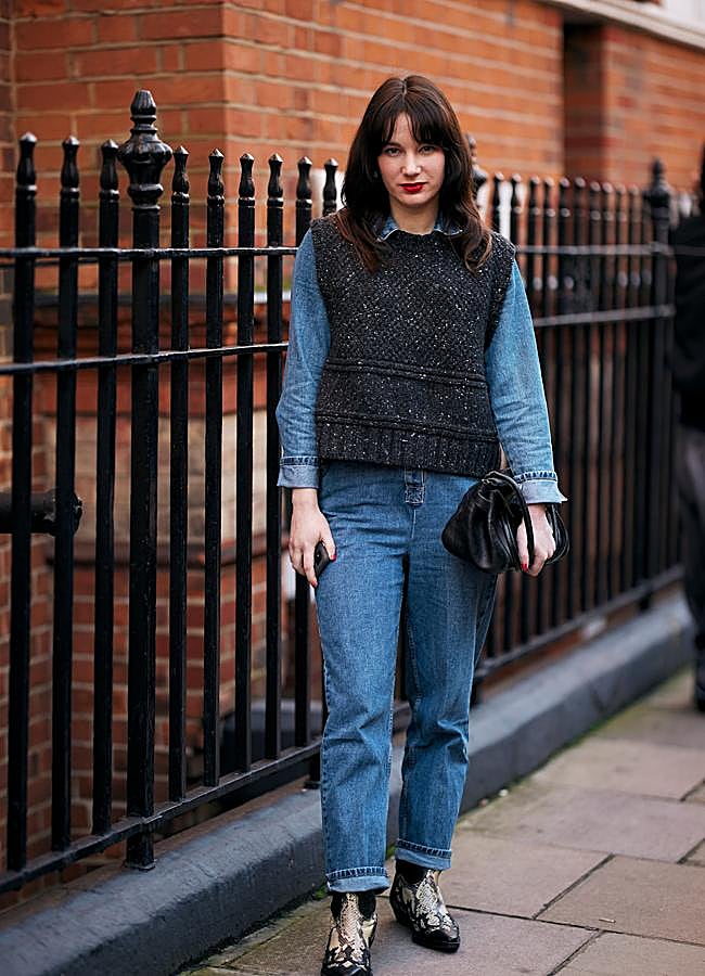 Imagen - Un look con doble denim y chaleco de punto. Foto: Launchmetrics spotlight.