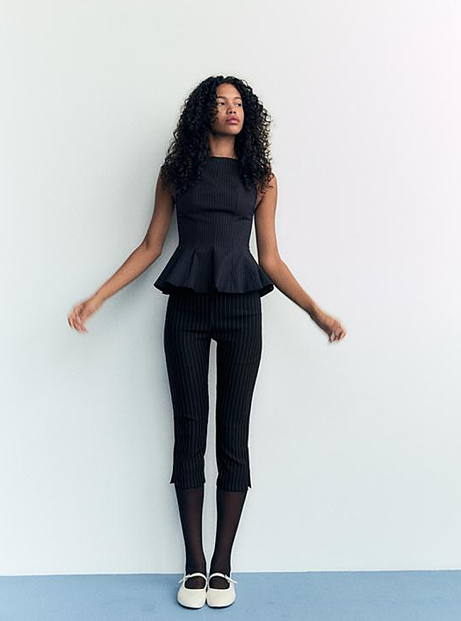 Imagen - Conjunto de top con péplum y pantalones capri de raya diplmomática.