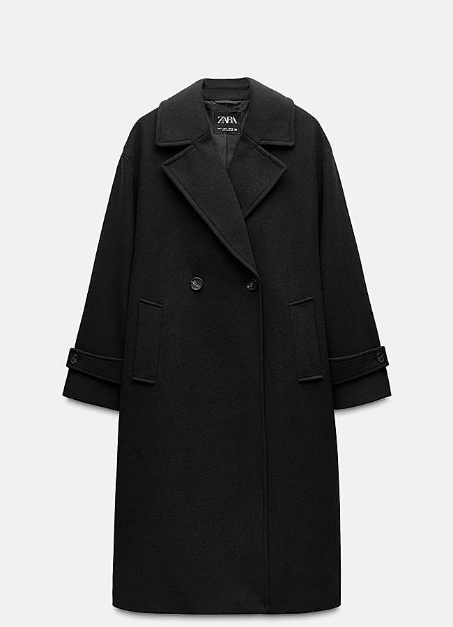 Imagen - Abrigo negro de corte oversize de Zara.