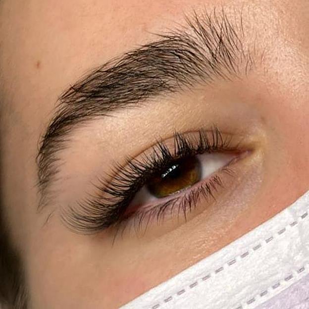 Mujer con diseño de extensiones de pestañas