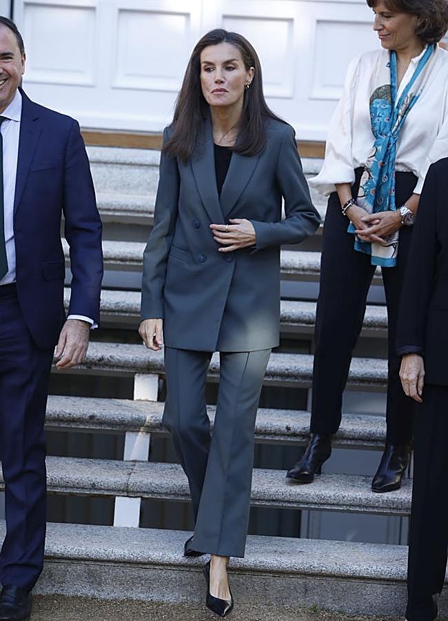 Imagen - La reina Letizia se vuelve a poner un traje gris. / LIMITED PICTURES