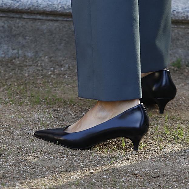 Los zapatos kitten heel de la reina Letizia.