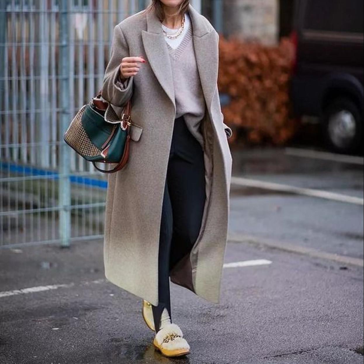 Influencer con zapatos planos calentitos para invierno