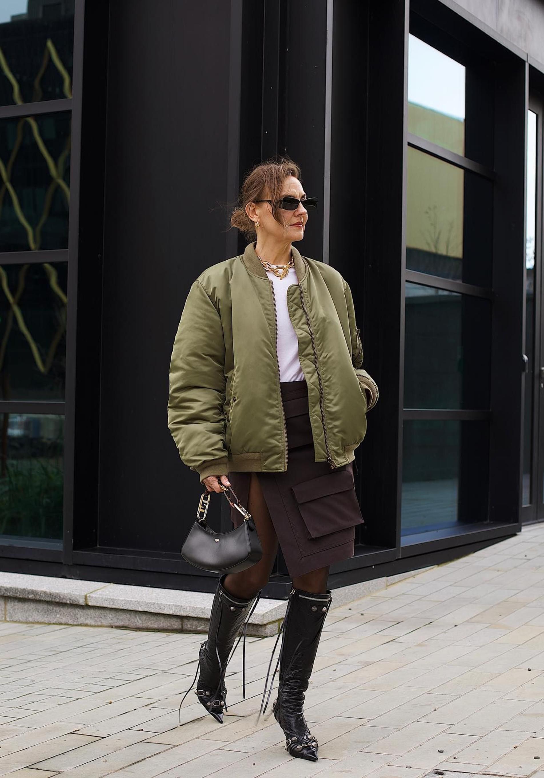 Influencer +50 con chaqueta bomber