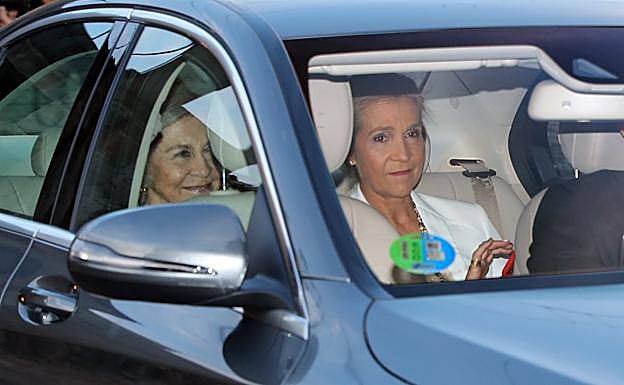 La reina Sofía y la infanta Elena a su llegada a la puesta de largo de Victoria Federica en 2019. 