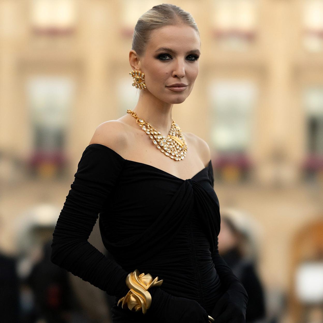 Mujer con joyas llamativas