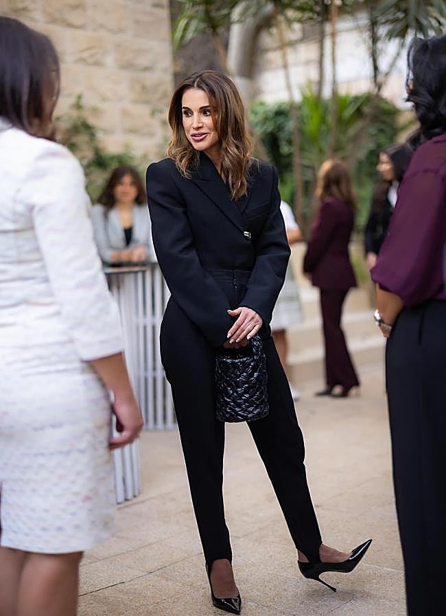 Imagen - Rania de Jordania completó el look con tacones altísimo y un bolso acolchado. / @queenrania