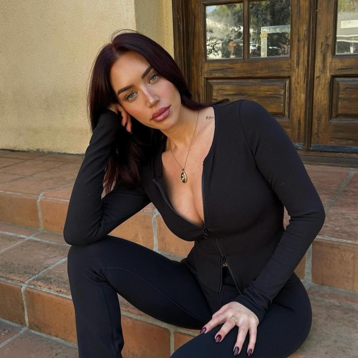 Mujer luciendo un look deportivo negro. 