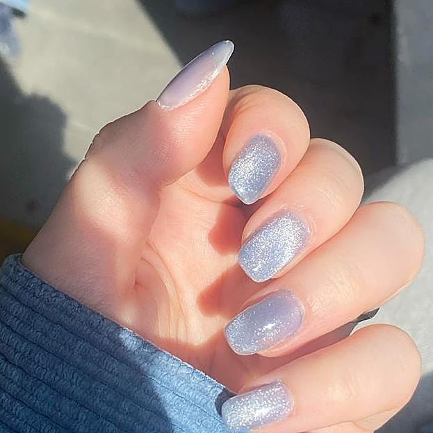 Uñas en azul hielo cromado