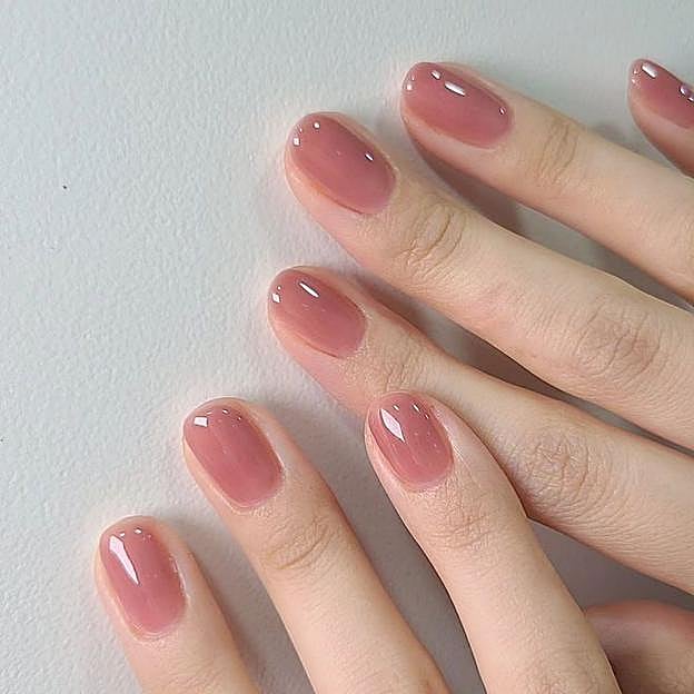 Uñas en rosa natural con efecto gelatina