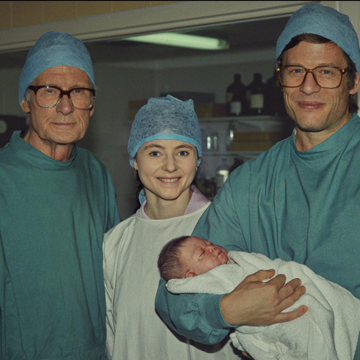 Bill Nighy, Thomasin McKenzie y James Norton como Patrick Steptoe, Jean Purdy y Robert Edwards en la película Joy.