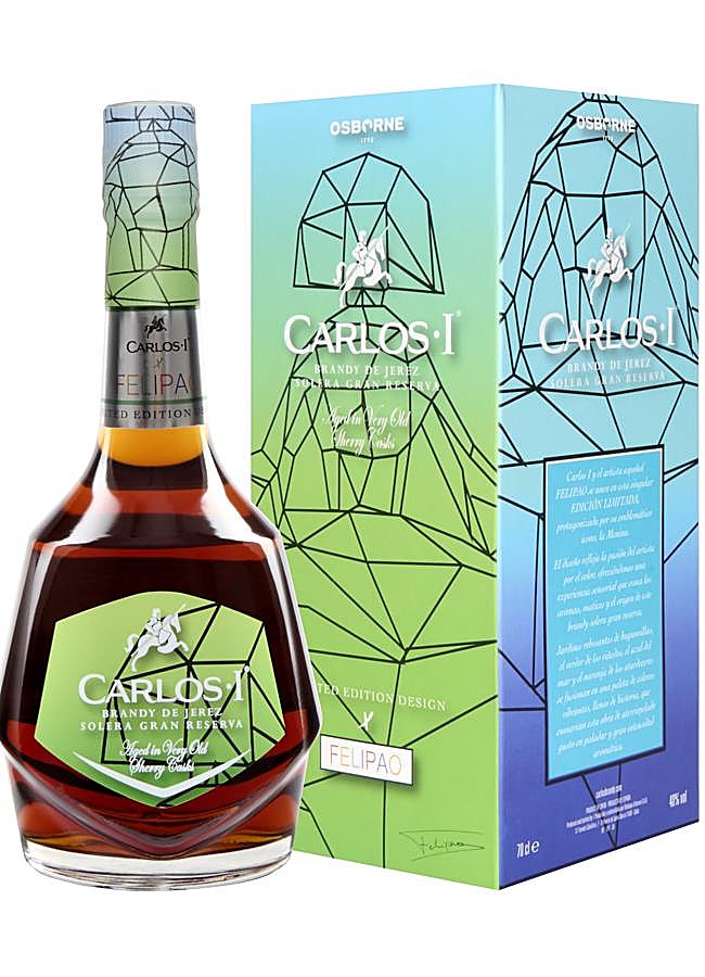 Imagen - La botella de la colaboración del brandy Carlos I y el artista Felipao. / DR