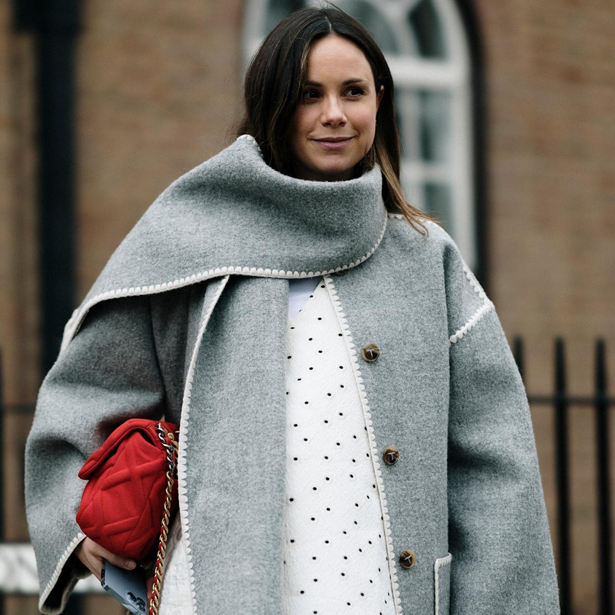 Vuelve el abrigo bufanda: la prenda favorita de las nórdicas