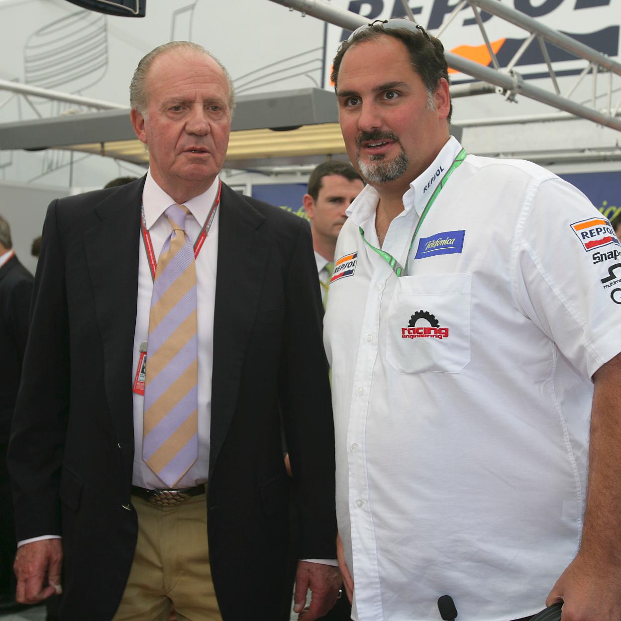 Alfonso de Orleans-Borbón, padre del novio, junto al rey Juan Carlos. 