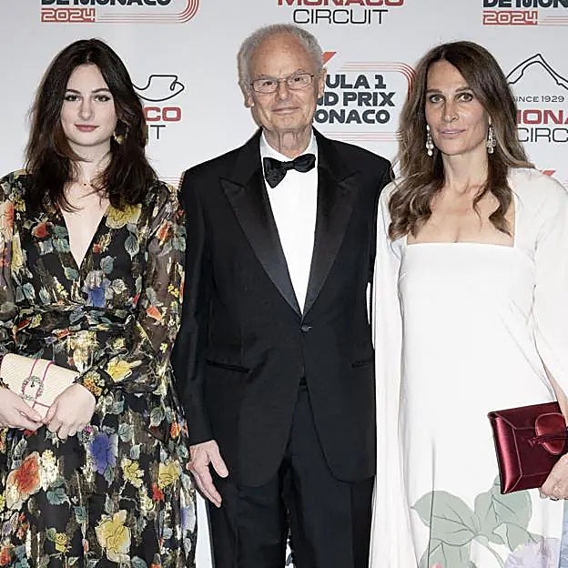 Álvaro de Orleans-Borbón junto a su mujer y su hija. 