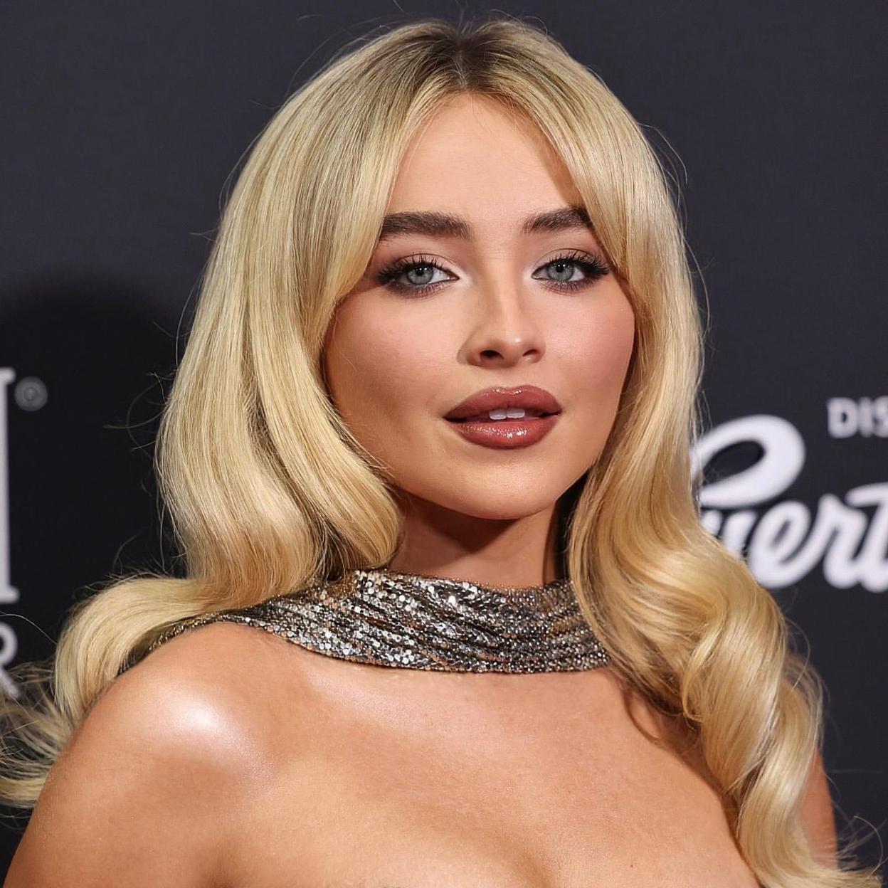 Sabrina Carpenter con gloss marrón chocolate