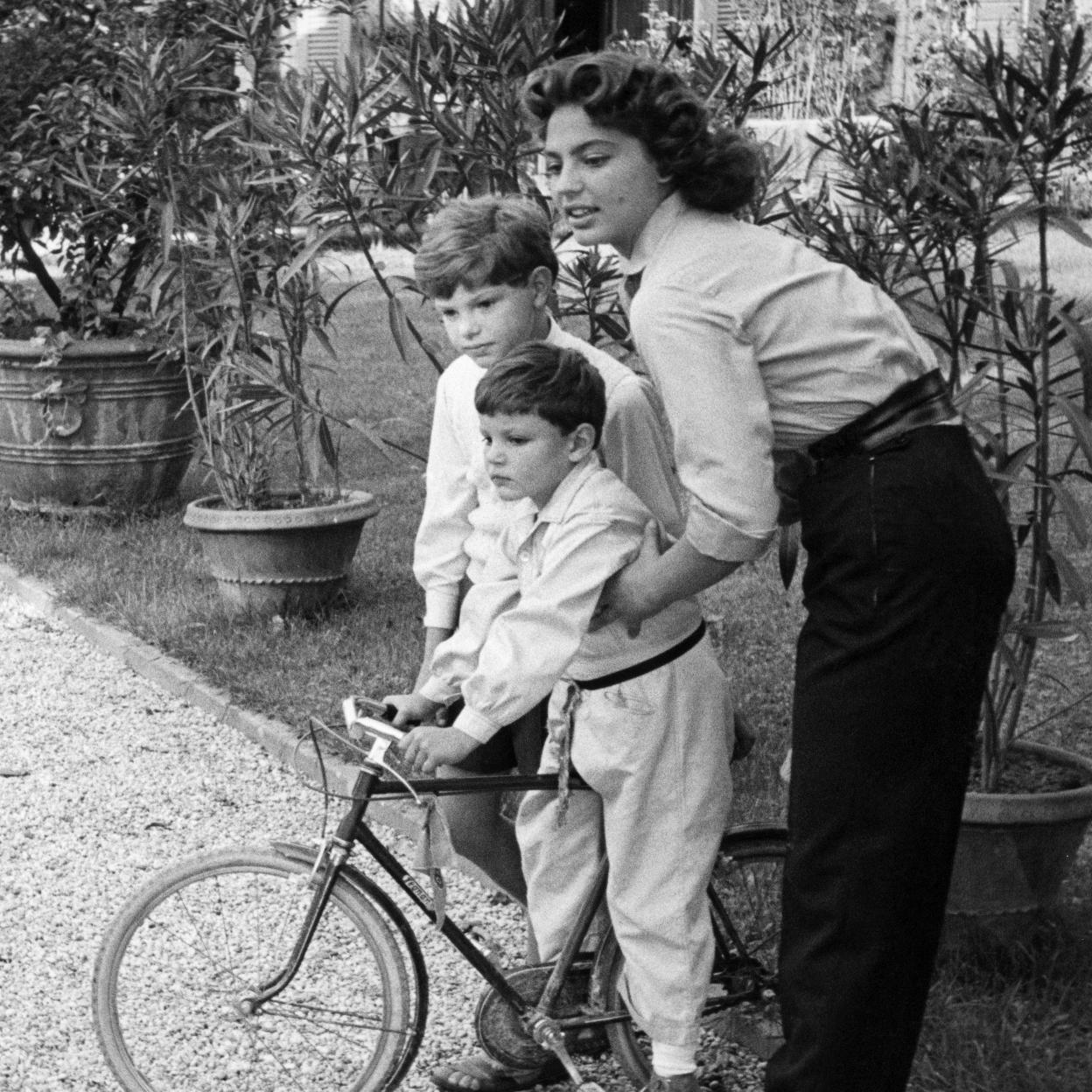 Ira de Fürstenberg, con sus hermanos, Egon y Sebastien, poco antes de casarse con Alfonso de Hohenlohe. 