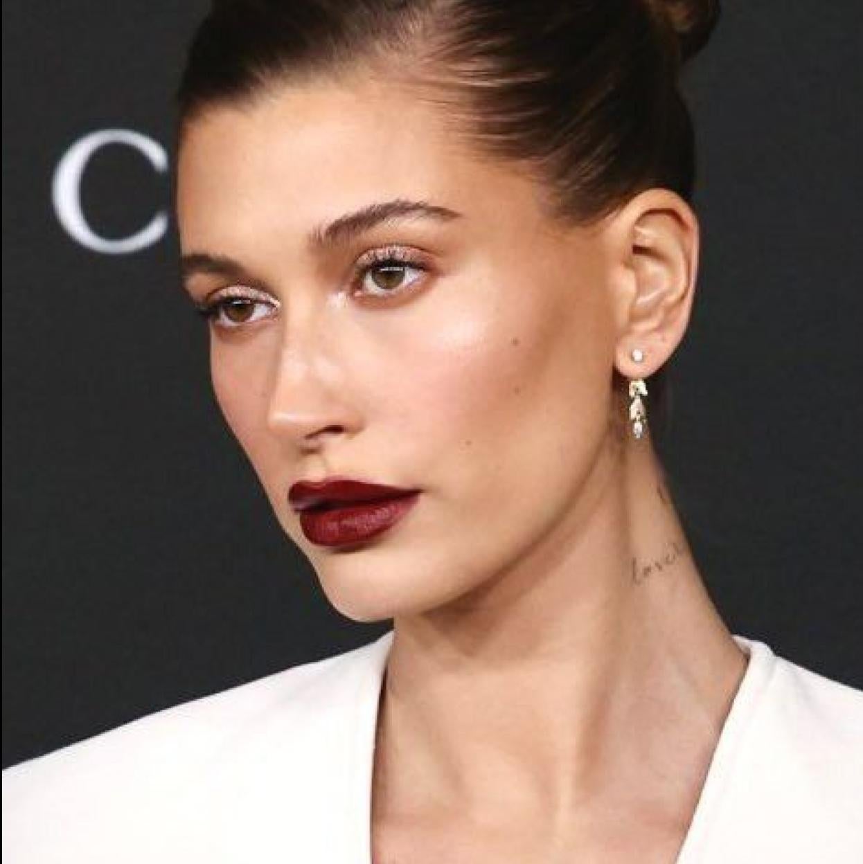 Hailey Bieber con labios oscuros