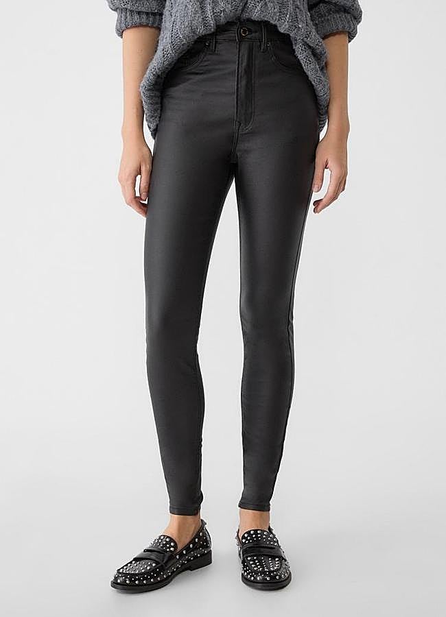 Imagen - Pantalones pitillos de cuero de Stradivarius, 25,99 euros.