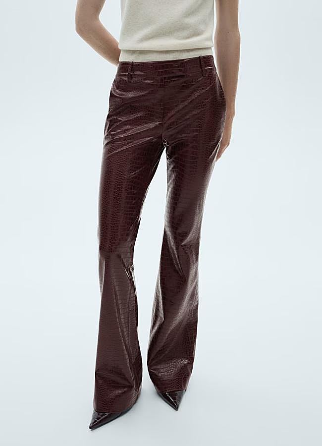 Imagen - Pantalones de cuero burdeos de Mango, 39,99 euros.