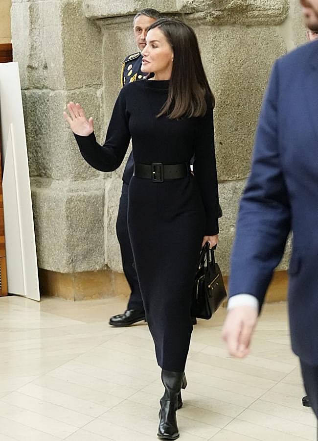 Imagen - La reina Letizia con un vestido de COS y botas negras de Unisa. / LIMITED PICTURES