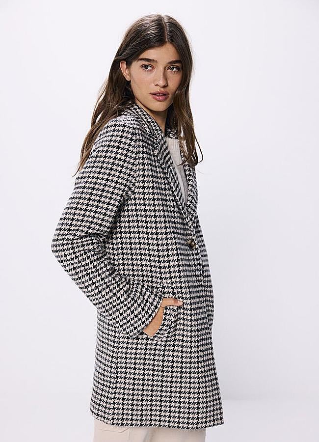 Imagen - Abrigo de cuadros blancos y negros de Springfield, 39,99 euros.