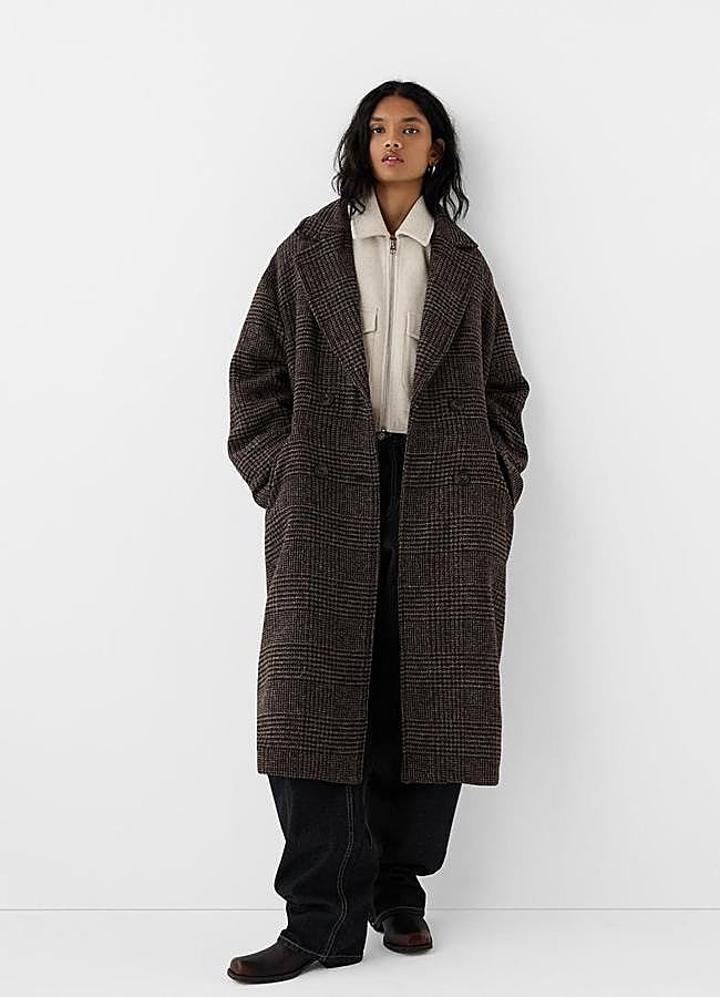 Imagen - Abrigo de cuadros con hombros caídos de Bershka, 55,99 euros.