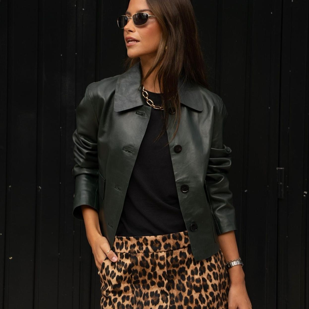 Influencer con falda animal print