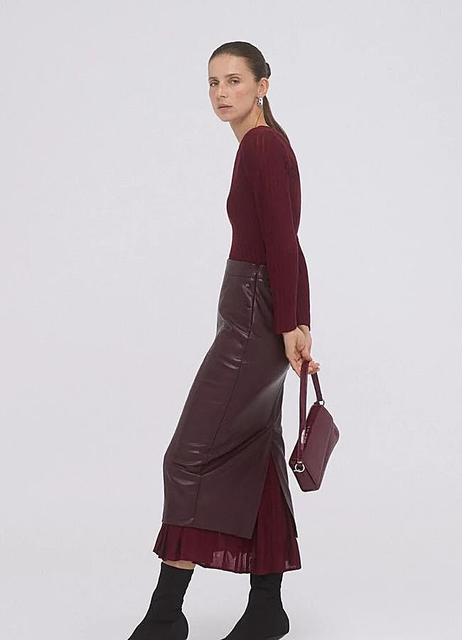 Imagen - Falda de piel burdeos de Pedro del Hierro, 83 euros.