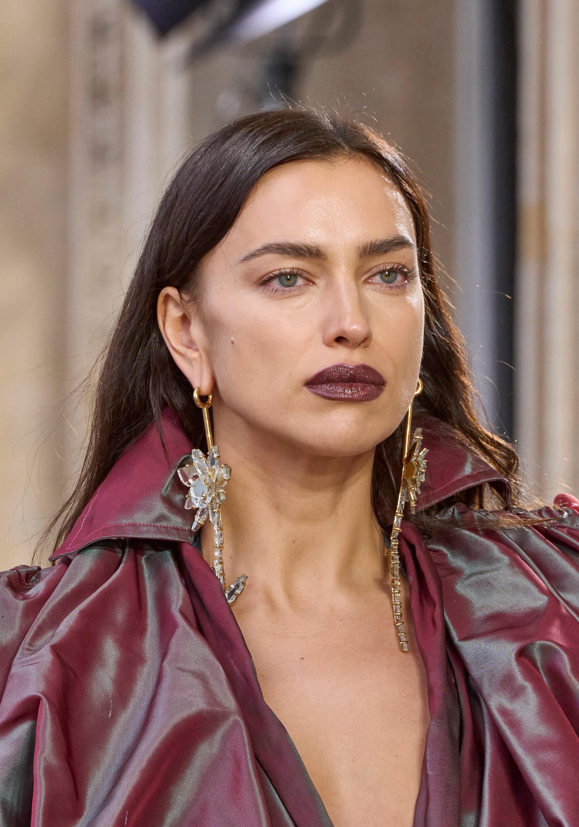 El maquillaje burdeos es el más sencillo.