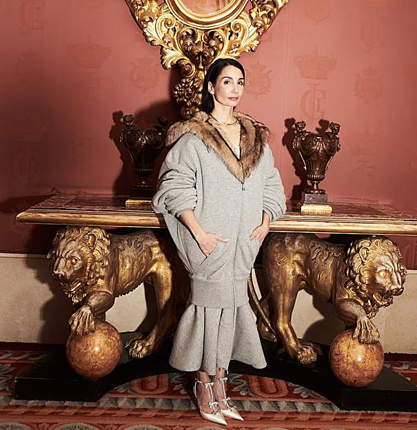 La exbailarina lleva vestido con capucha de Loewe, gargantilla Tubogas de Bulgari y sandalias de satén con cristales, de René Caovilla. 