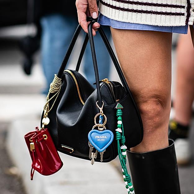 Imagen principal - Así llevan los charms en el street style.