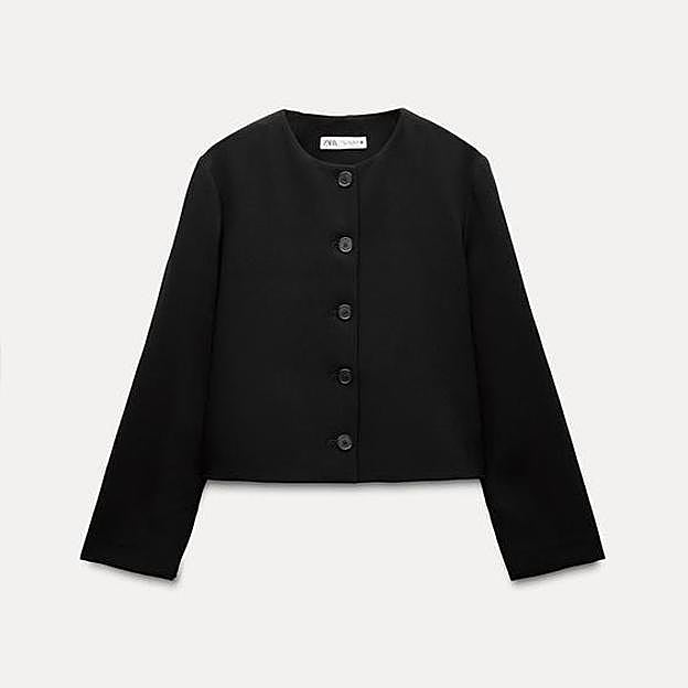 Imagen principal - La chaqueta de Zara, los zapatos de Mustang y la falda de Mango.