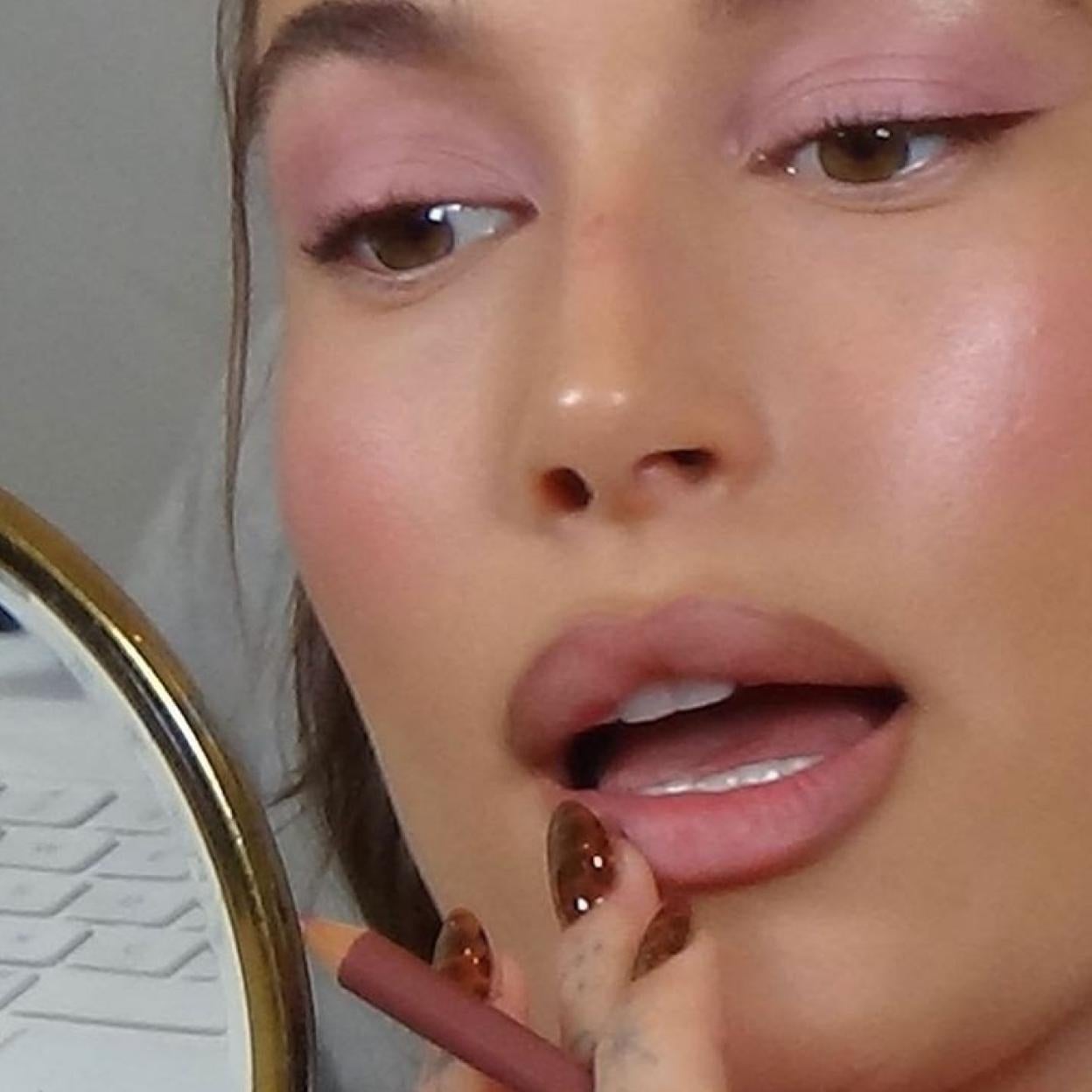 Hailey Bieber con una manicura Pumpkin Spice.