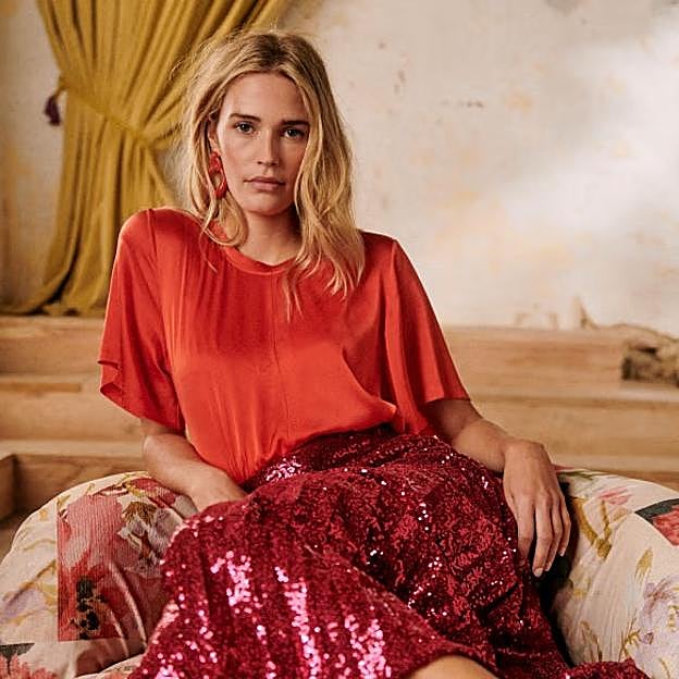 La falda de lentejuelas regresa en su versión más elegante ¡Apuesta segura!