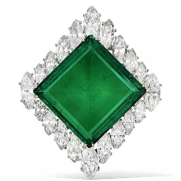 El broche de esmeralda regalo del Aga Khan IV a Nina Dyer. 