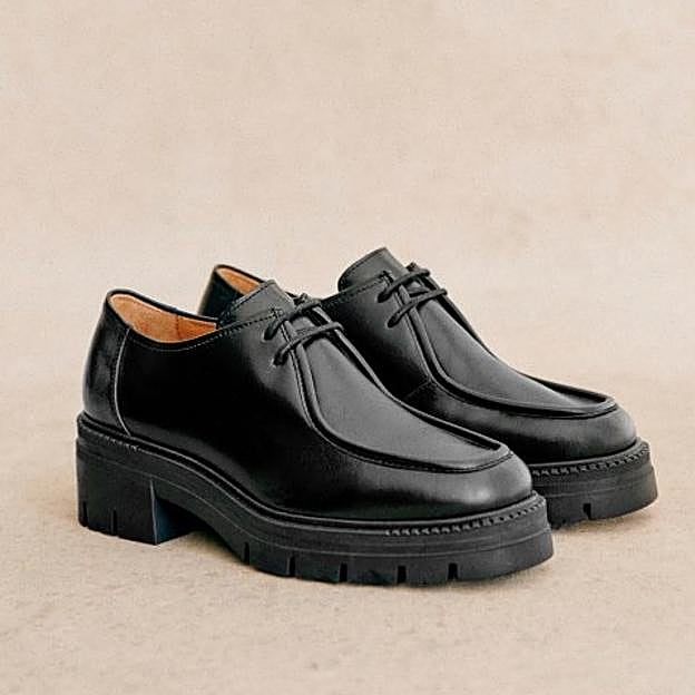 Los mocasines derby de Sézane (170 euros).