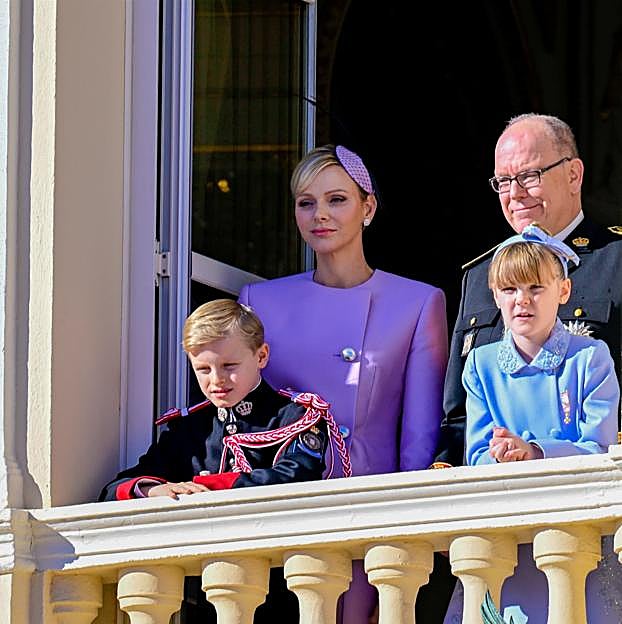 harlène y Alberto de Mónaco junto a sus hijos.