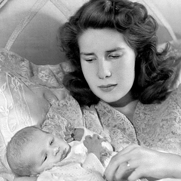 La primera foto de Cayetana, duquesa de Alba, con su primogénito. 