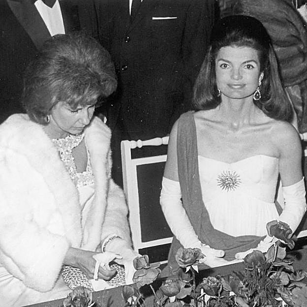 En 1966, Cayetana de Alba fue anfitriona de Jacqueline Kennedy en Sevilla. 